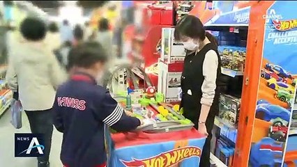 완구점 ‘북적’·극장가 ‘활기’…거리두기 불안한 ‘대목’