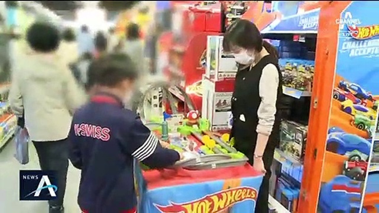 완구점 ‘북적’·극장가 ‘활기’…거리두기 불안한 ‘대목’
