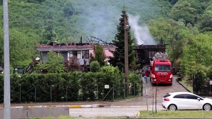 Yangında bir ev, iki otomobil ve ahır kullanılamaz hale geldi