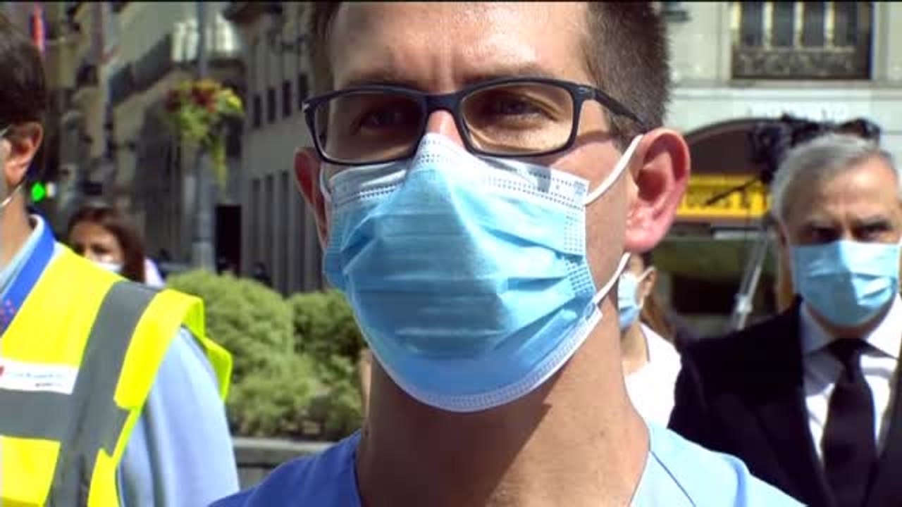 Ayuso asegura a los sanitarios que "no volverá a pasar" que tengan que trabajar sin protección