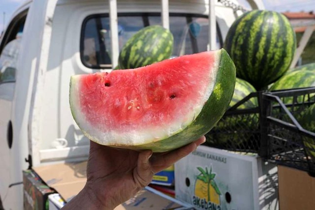 Karpuzun kilosu 6 lira olunca dilim dilim satılmaya başlandı