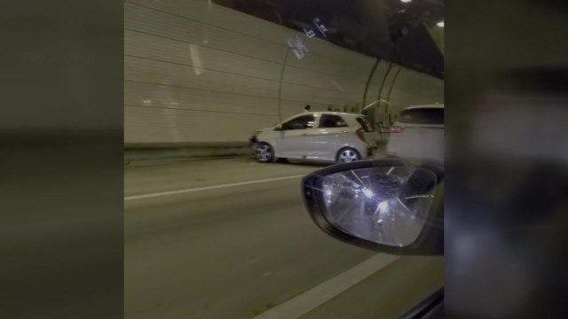 외곽순환로 터널에서 승용차 2대 충돌...6명 경상 / YTN