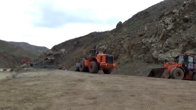 Heyelan nedeniyle kapanan Hakkari-Yüksekova kara yolunda çalışmalar sürüyor