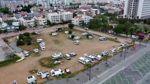 Konyaaltı sahil bandındaki karavanlarda izole yaşam sürüyorlar