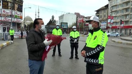 Gazetecilerden görev başındaki güvenlik güçleri ve sağlıkçılara karanfil
