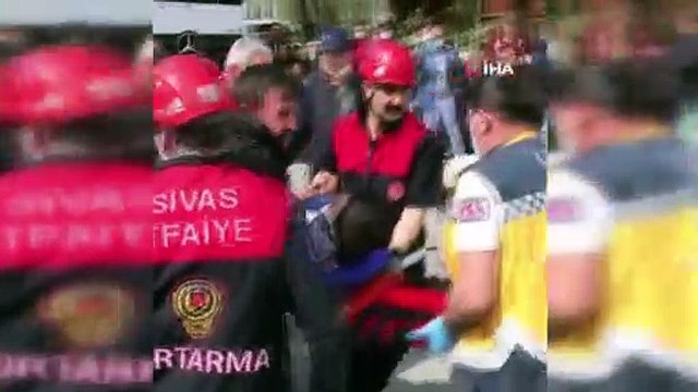 Beton mikseriyle otomobilin çarpıştığı kazada baba ve oğlu yaralandı