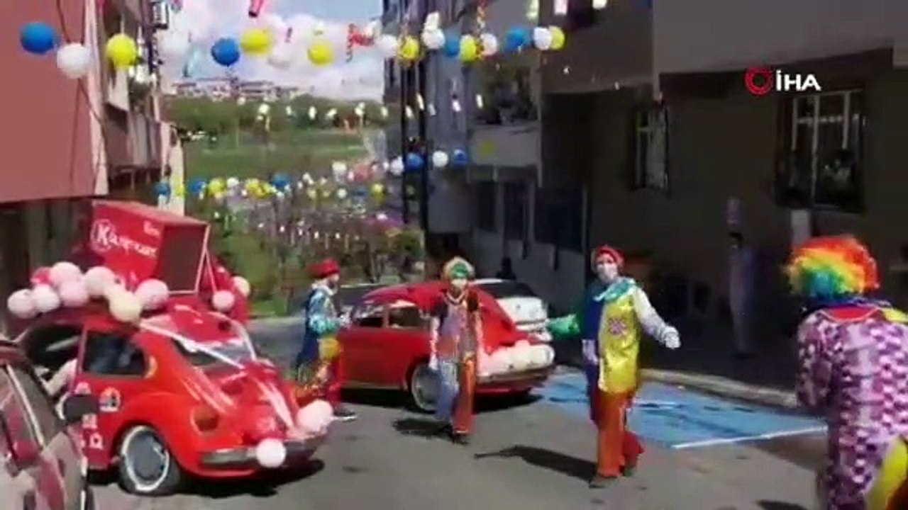 Vatandaş balkondan çaldı animasyon ekibi doyasıya oynadı