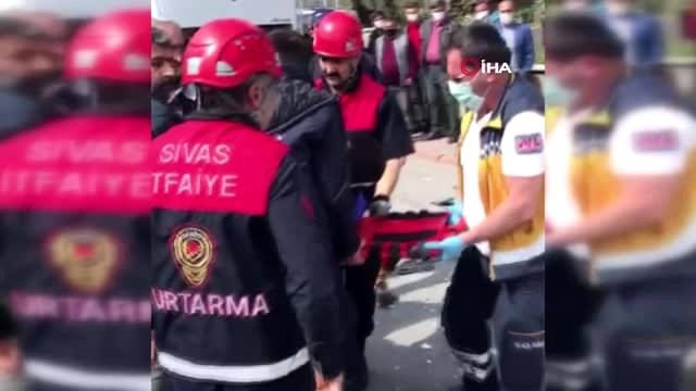 Beton mikseriyle otomobilin çarpıştığı kazada baba ve oğlu yaralandı