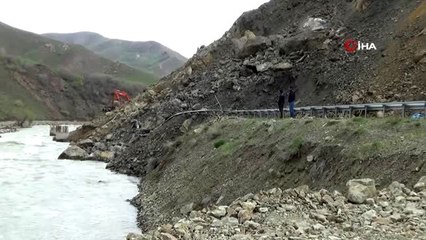 Yüksekova-Van karayolunda heyelan