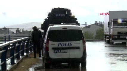 ELAZIĞ Sağanak nedeniyle su dolan alt geçitte mahsur kalan anne ve çocukları kurtarıldı