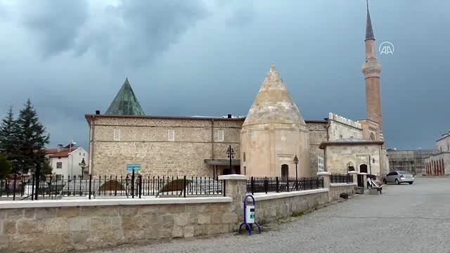 Tarihi camideki hayır çarsısı ihtiyaç sahiplerine yardım ulaştırıyor