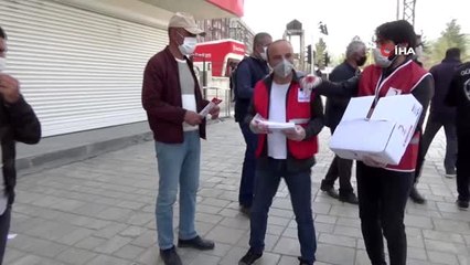 Yüksekova'da ücretsiz dağıtılan maske ve dezenfektan malzemesi için vatandaşlar birbiriyle yarıştı
