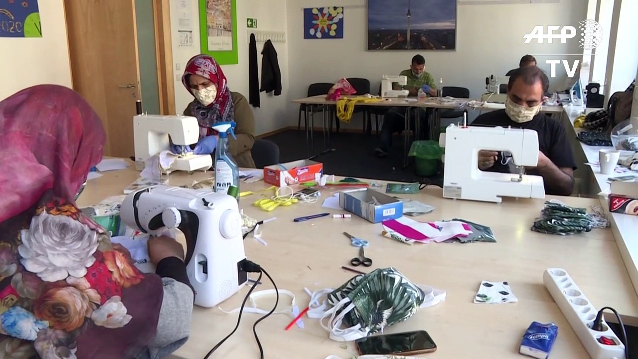 Corona-Krise: Geflüchtete in Berlin nähen Masken