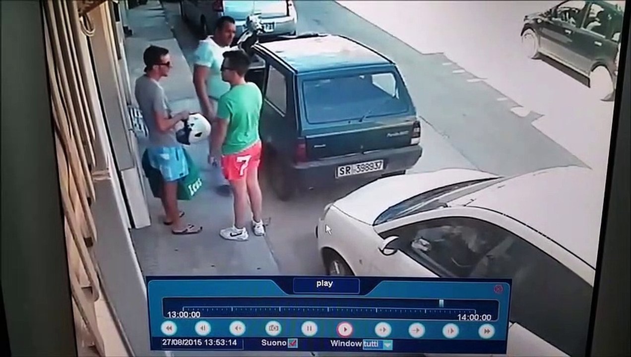 Ce conducteur déteste faire des créneaux alors il se débrouille comme il peut