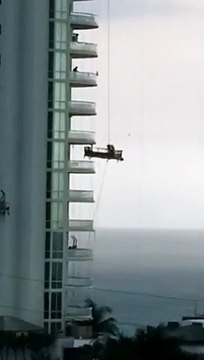 Ces laveurs de carreaux de Floride ont eu très peur...