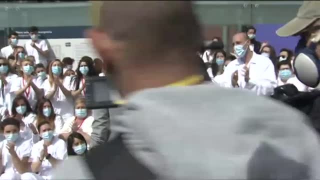 Ayuso achaca a la emoción las imágenes de descontrol durante la clausura del hospital de IFEMA