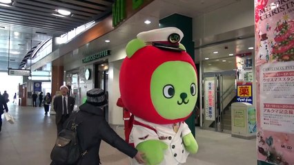 2015-12-19 エスカレーターに乗るアルクマ駅長 in 松本駅-mlCf-vxUd64