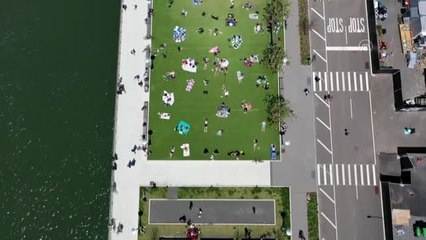 New Yorklular, sosyal mesafeyi koruyarak güneşin tadını çıkardı - NEW