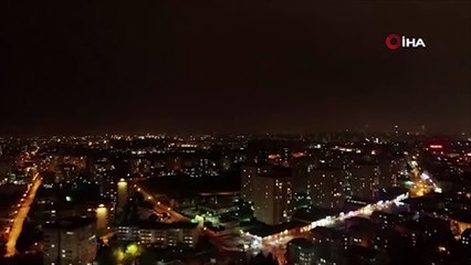 İstanbul'da şimşekler geceyi aydınlattı