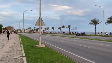 Palmesanos paseando en el paseo Maritimo