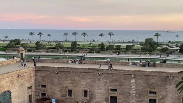 Palmesanos paseando por el entorno de la catedral de Palma