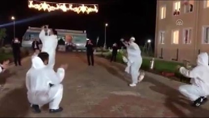 Hollanda'dan getirilen vatandaşlara yurt çalışanlarından "Tokat sarması"