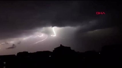İSTANBUL'DA ŞİMŞEKLER GECEYİ AYDINLATTI