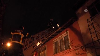 Çatıda mahsur kalan ördek uçtuğu altıncı evin çatısında kurtarıldı