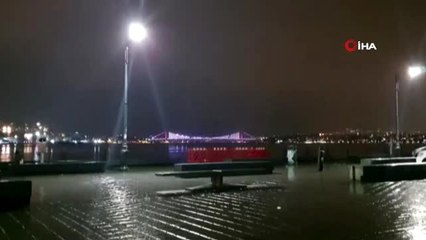 Çatısına yıldırım düşen evde yangın çıtı