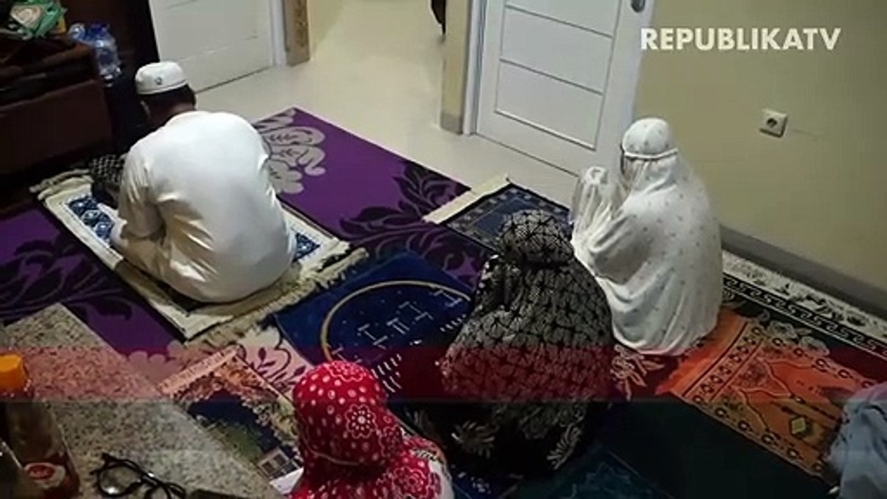 Ahmad Fauzi (kanan) bersama keluarganya melaksanakan shalat tarawih di rumahnya di kawasan Jati Padang, Pasar Minggu, Jakarta Selatan.