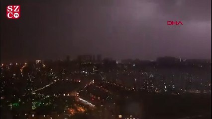 İstanbul'da şimşekler geceyi aydınlattı