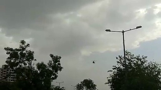 कोरोना वॉरियर्स को वायुसेना ने ऐसे किया सलाम, बजती रहीं तालियां... वीडियो बनाते रहे लोग