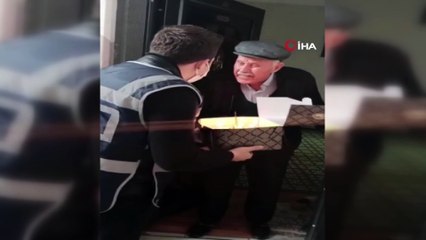 86 yaşına giren Veli amcaya doğum günü sürprizi