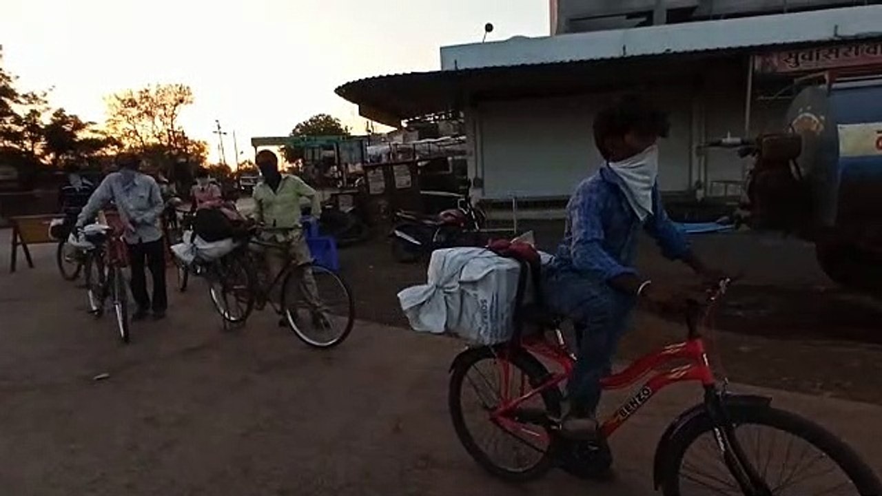 गुजरात से बिहार जाने साईकिल से निकले 8 मजदूर, आगर पहुंचकर खाया खाना, विश्राम किया