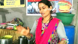 थालीपीठ बनाने का इस महिला का नया अंदाज देखने लायक है  | Thalipeeth Dhapate | Indian Street Food