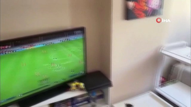 Polis ekipleri engelli çocuğun oyun konsolunda maç yapma isteğini geri çevirmedi