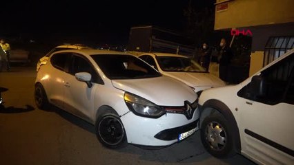 SULTANGAZİ'DE POLİSTEN KAÇAN EHLİYETSİZ SÜRÜCÜ KAZA YAPINCA YAKALANDI