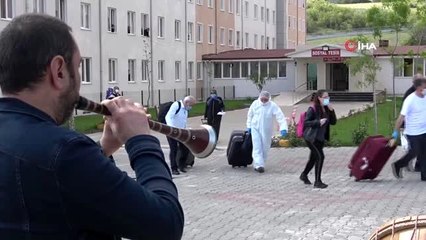 Karantina süresi dolan 343 kişi davul ve zurna ile uğurlandı