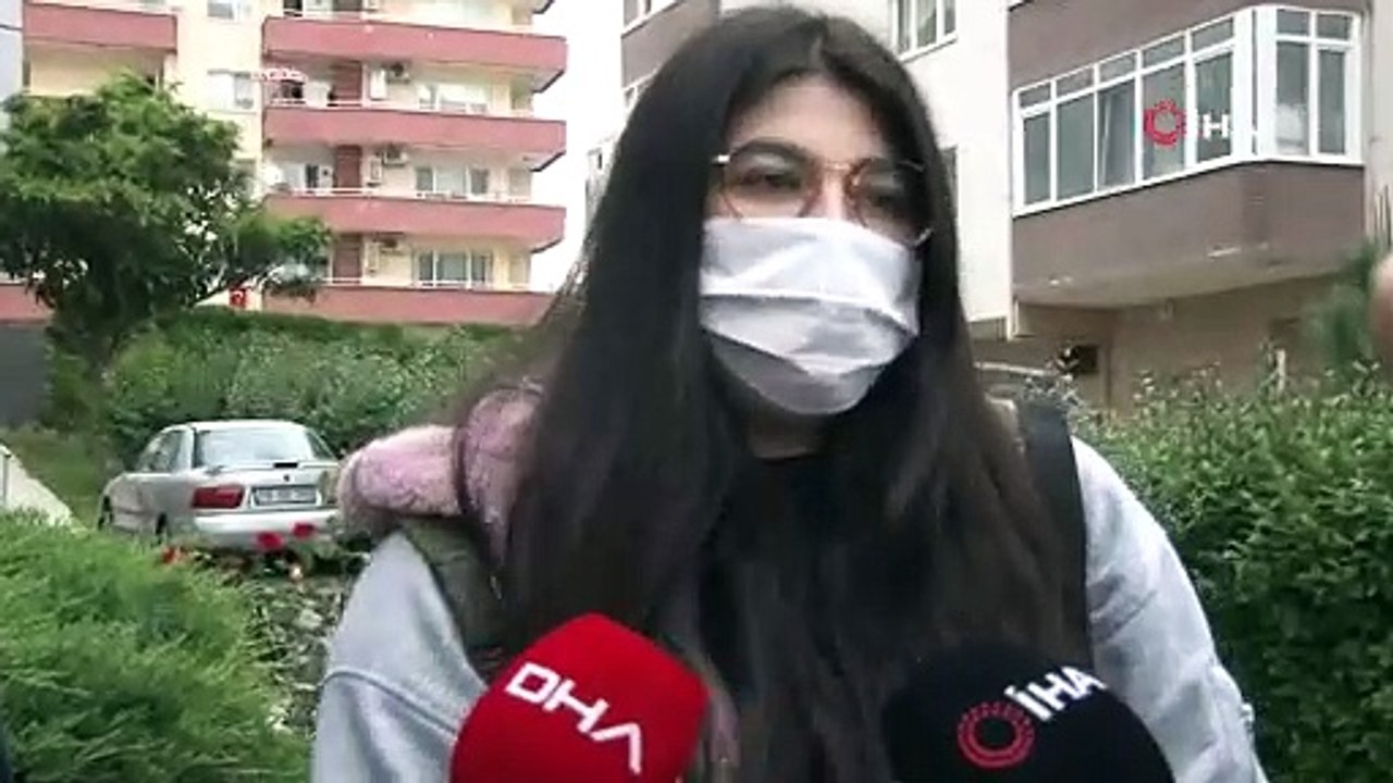Üniversiteli genç kızın online tez ödevi için seferberlik