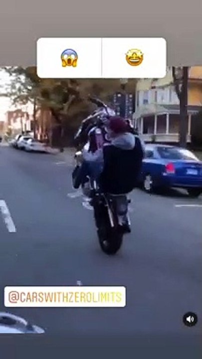 Il fait des trucs de fous sur sa moto, j'ai jamais vu ça 