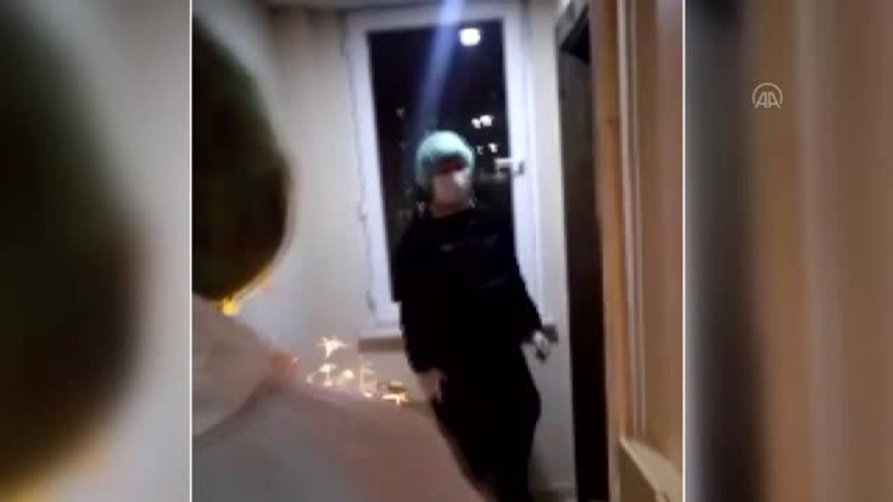 Karantinadaki çifte sürpriz evlilik yıldönümü kutlaması