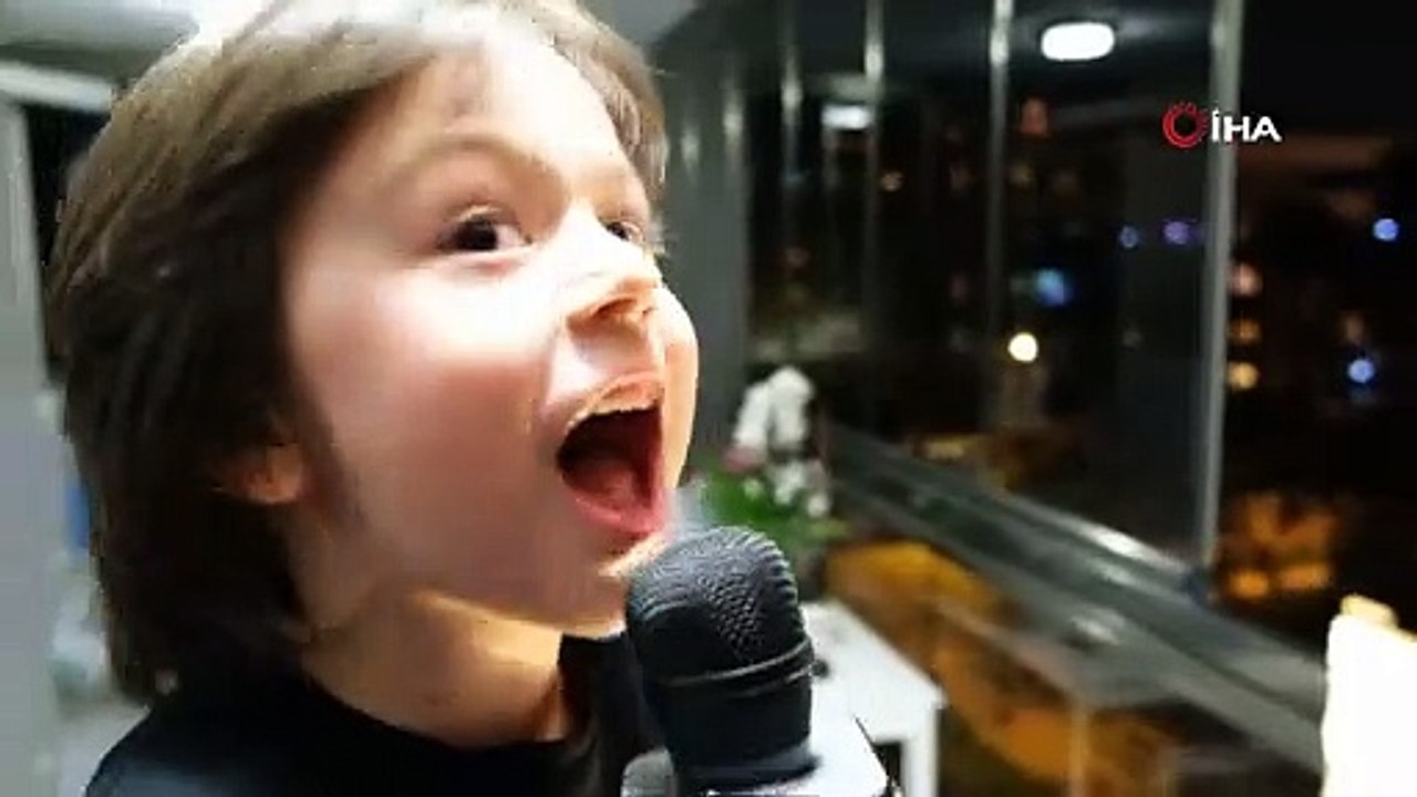 Balkonda Karagöz-Hacivat gösterisi