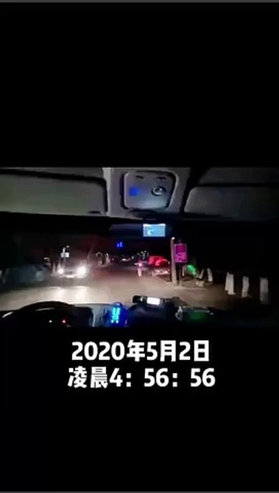 Cậu bé cầm đèn dẫn đường cho xe cứu hỏa