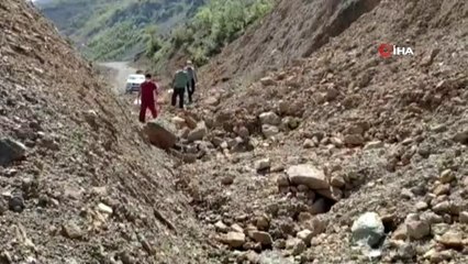 Hasta hayvanlara ulaşmak için heyelanın kapattığı yolu yaya olarak geçtiler