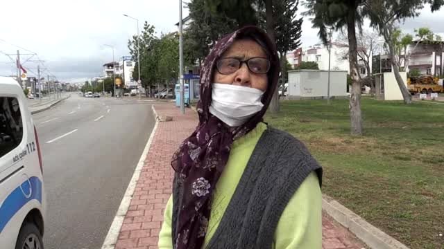 Yakınları tarafından evinden atıldığını iddia eden yaşlı kadın gözyaşı döktü