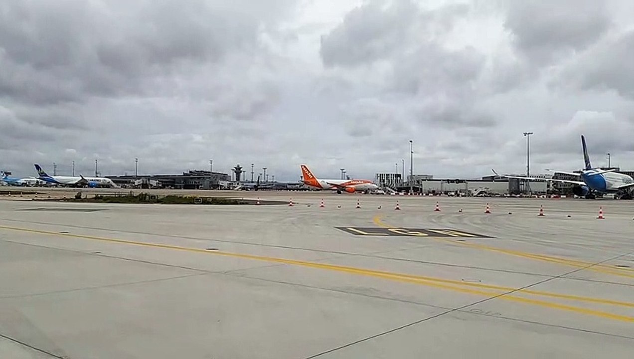 Une centaine d'avions cloués au sol à l'aéroport d'Orly