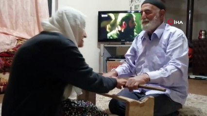 Evde spor yapan yaşlı çiftten 'Evde kal, zinde kal' çağrısı