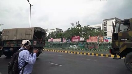 India's military salutes virus workers with rose petals