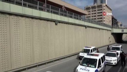 Araçlara kaldırım taşı atan yabancı uyruklu genci bıçakladılar