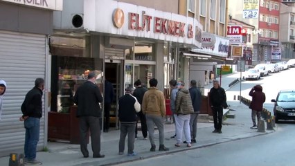 Sokağa Çıkma Yasağına Rağmen Fırına Gittiler, Sosyal Mesafeye Uyup Ekmeklerini Aldılar